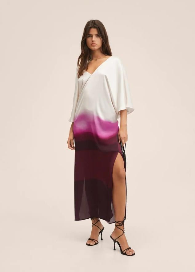 Vestido con estampado degradado en blanco, fucsia y morado. Cuenta con escote en pico por delante y también en la parte trasera. Es un diseño oversize con manga ancha y abertura lateral. Precio: 39,99 euros.