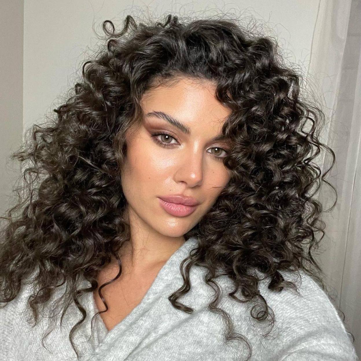 La influencer presume de unos rizos definidos que conseguirás con estos aceites