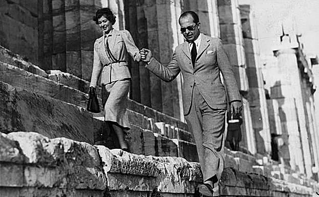 Pablo I de Grecia en una bonita imagen junto a la reina Federica en la Acrópolis de Atenas.