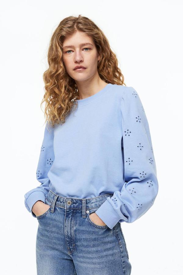 Sudadera con cuello redondo, mangas largas y detalle de bordado inglés, tono azul claro, de H&M. Cómprala por 29,99 euros.