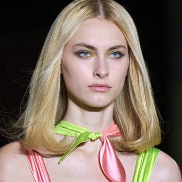 Imagen secundaria 1 - Lily James acudió a los Globos de Oro de este año con un corte clavicut reinventado en un peinado retro. El corte clavicut también lo hemos visto en la pasarela de Halpern o Genny.