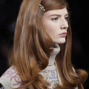 Imagen secundaria 1 - La actriz Anya Taylor Joy es uno de los mejores ejemplos de melena extralarga con capas, en este caso, en las puntas. También la hemos visto en los desfiles de Chanel o Coperni.