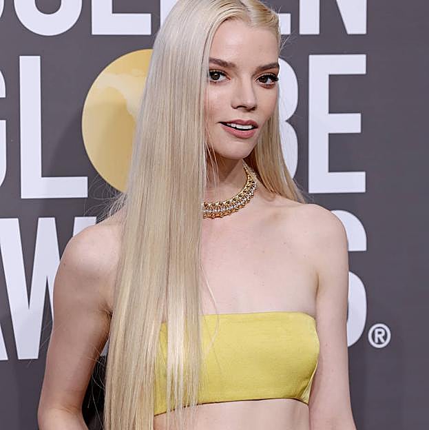 Imagen principal - La actriz Anya Taylor Joy es uno de los mejores ejemplos de melena extralarga con capas, en este caso, en las puntas. También la hemos visto en los desfiles de Chanel o Coperni.