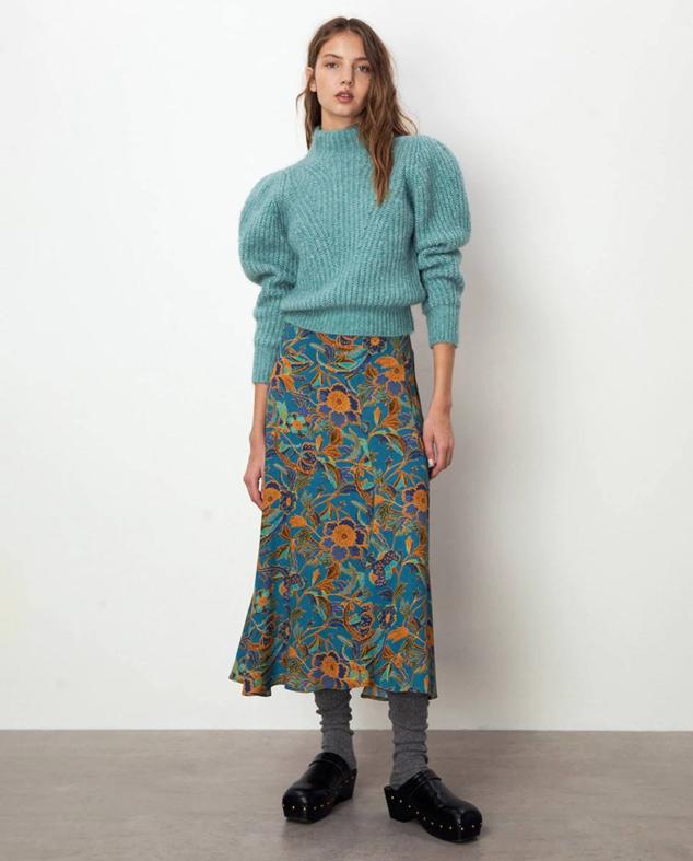 Falda midi en tejido fluido con corte en evasé, tiro alto y estampado floral en azul y naranja, de Sfera. Te costará 25,99 euros.