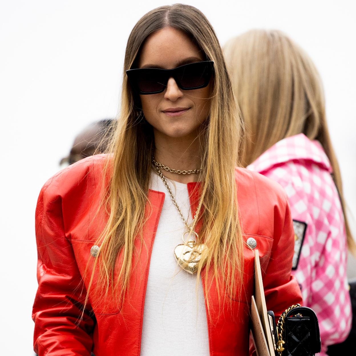Una influencer en el street style con joya con forma de corazón.