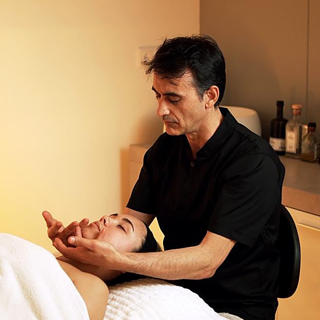 Josep Lupión es uno de los pocos expertios en España que tiene certificado para dar masajes Kobido.