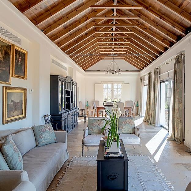 El salón del Cortijo La Motilla está decorado con muebles de otros palaciones de la Casa de Alba.