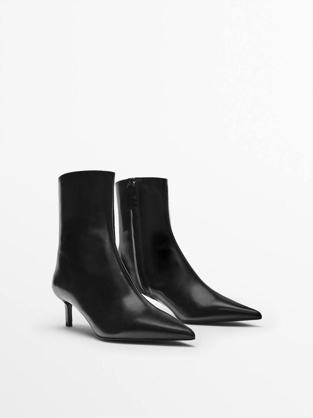 Botines de piel con caña corta, terminación en punta y kitten heel, color negro, de Massimo Dutti. Hazte con ellos a 129 euros.