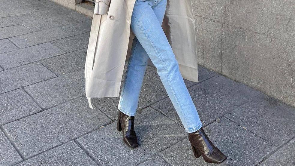 La influencer lleva un look básico que eleva con botines de tacón