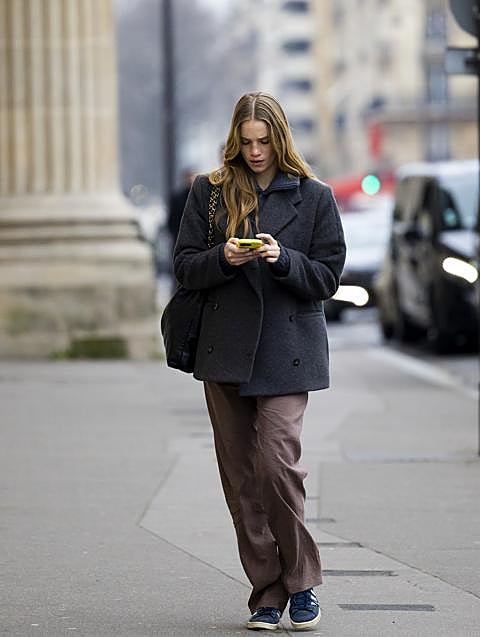 Una mujer en el street style.