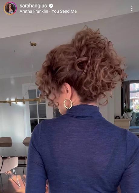 Imagen - Moño con volumen para pelo rizado