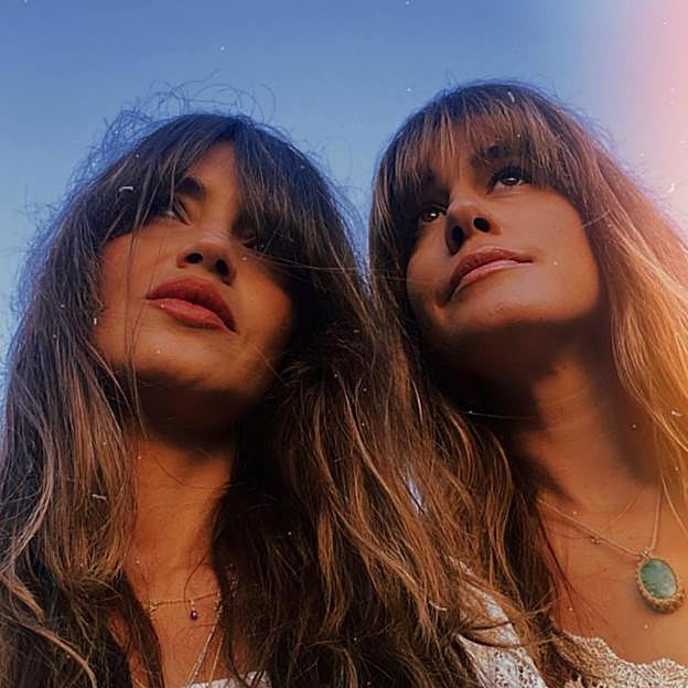 Sara junto a su inseparable Isabel Jiménez, a la que llama cariñosamente su comadre. 