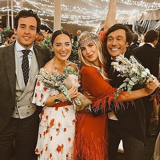 Tamara Falcó e Íñigo Onieva en una boda con sus amigos.
