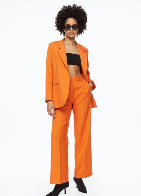 Imagen - Traje naranja con blazer recta y pantalón con raya