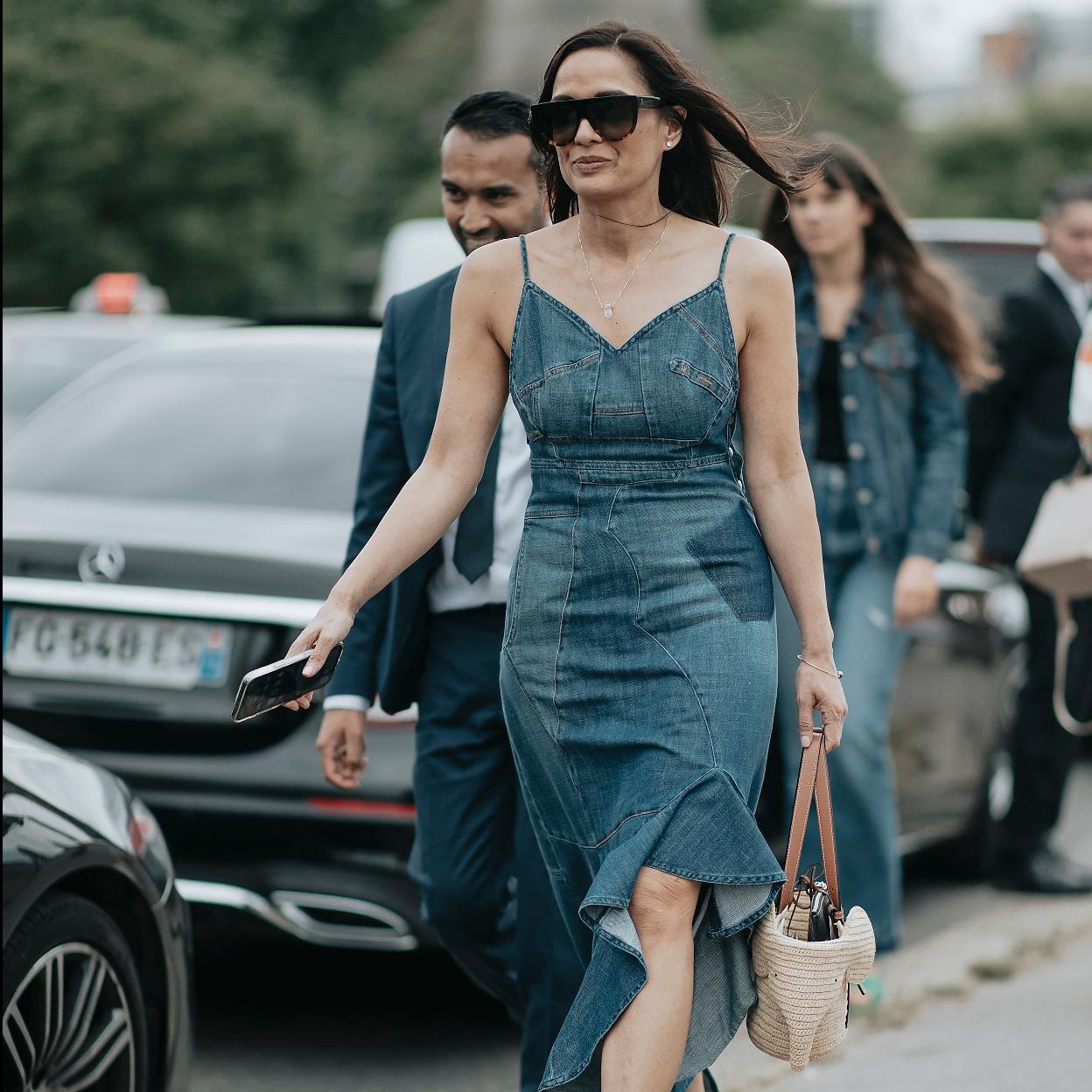 Un look de street style con vestido vaquero.