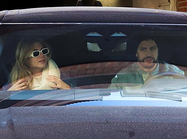 Clara Chía y Piqué en el coche.