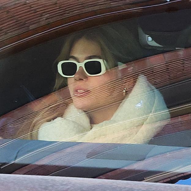 Clara Chía con unas gafas de sol de Prada.