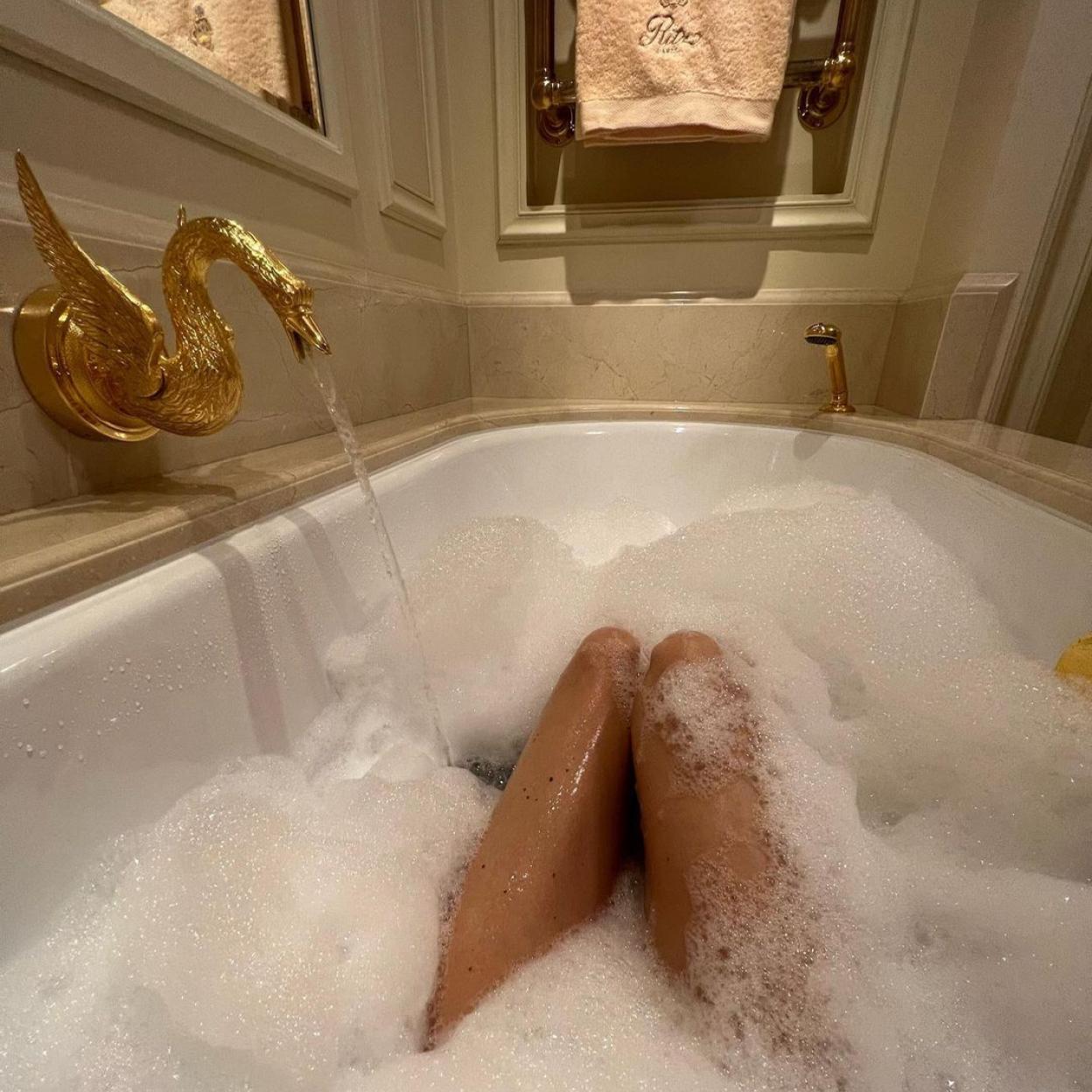 La influencer Pernille Tiesbaek dándose un baño relajante.