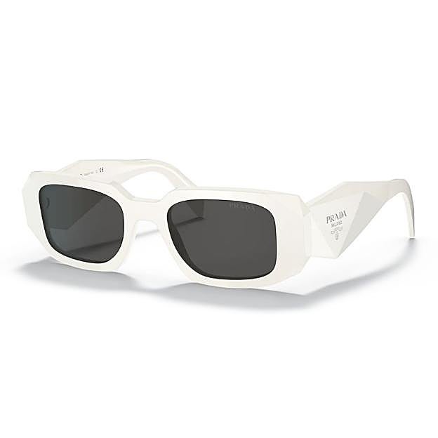 Las gafas de sol blancas de Prada, disponibles en Sunglass Hut.
