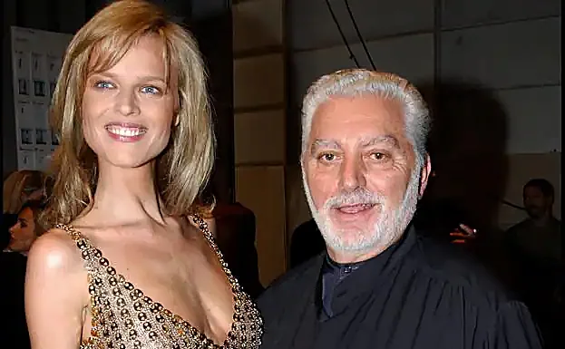 PAco Rabanne con Eva Herzigova vestida con una de sus modelos metálicos.