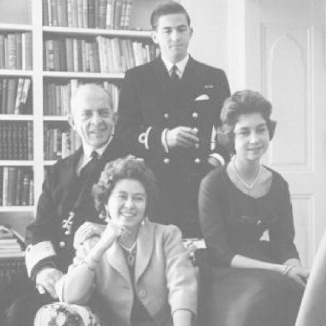La reina Sofía junto a su padre, el rey Pablo I de Grecia; su madre, la reina Federica; y sus hermanos, Constantino e Irene.