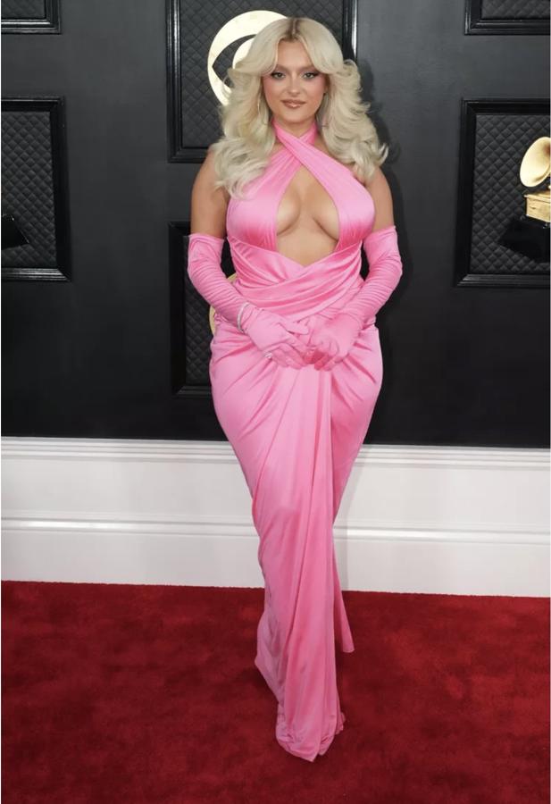 Con escote halter y de color rosa chicle, así es el vestido que ha decidido llevar la cantante Bebe Rexha. 