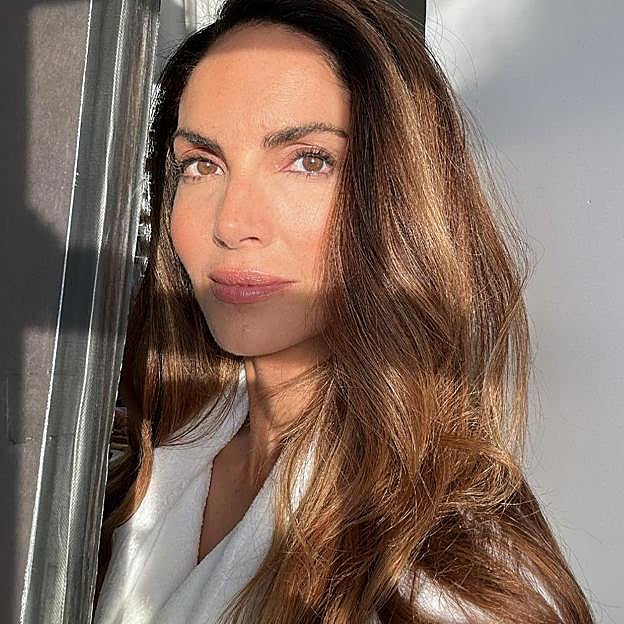 El aceite facial que usan las famosas de más de 40 para rejuvenecer el rostro y el cuello