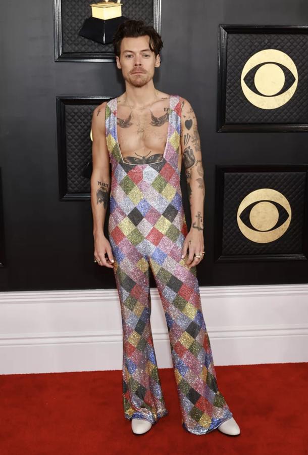 Harry Styles lleva el look más colorido de los Grammy. Un mono de escote cuadrado con tirantes y de corte palazzo que estiliza a la perfección su figura (y su personalidad). Un diseño de Egonlab.