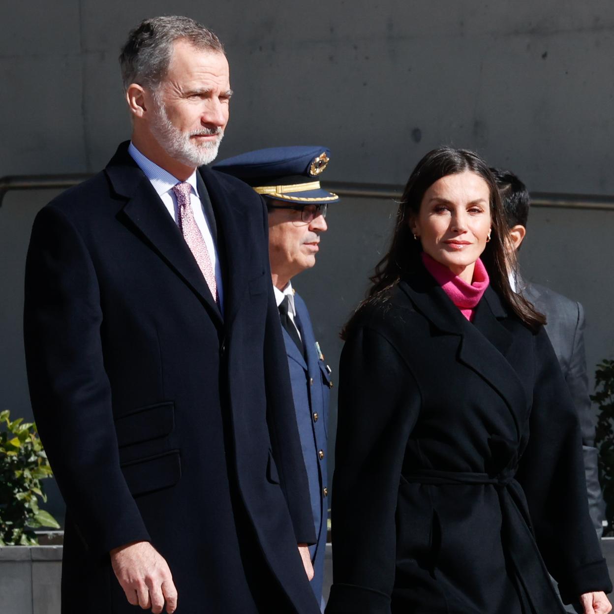 El rey Felip VI y la reina Letizia en el aeropuerto de Madrid,