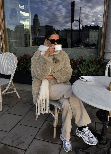 Imagen - Una influencer con look cómodo con zapatillas. Foto: @emitaz.