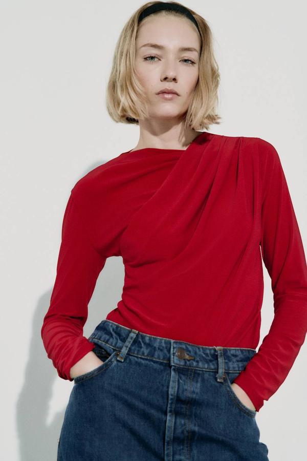 Camiseta entallada con manga larga y cuello asimétrico drapeado, de Zara. Hazte con ella por 15,95 euros.
