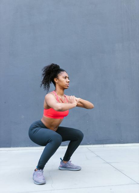 Imagen - Mujer haciendo sentadillas/PEXELS