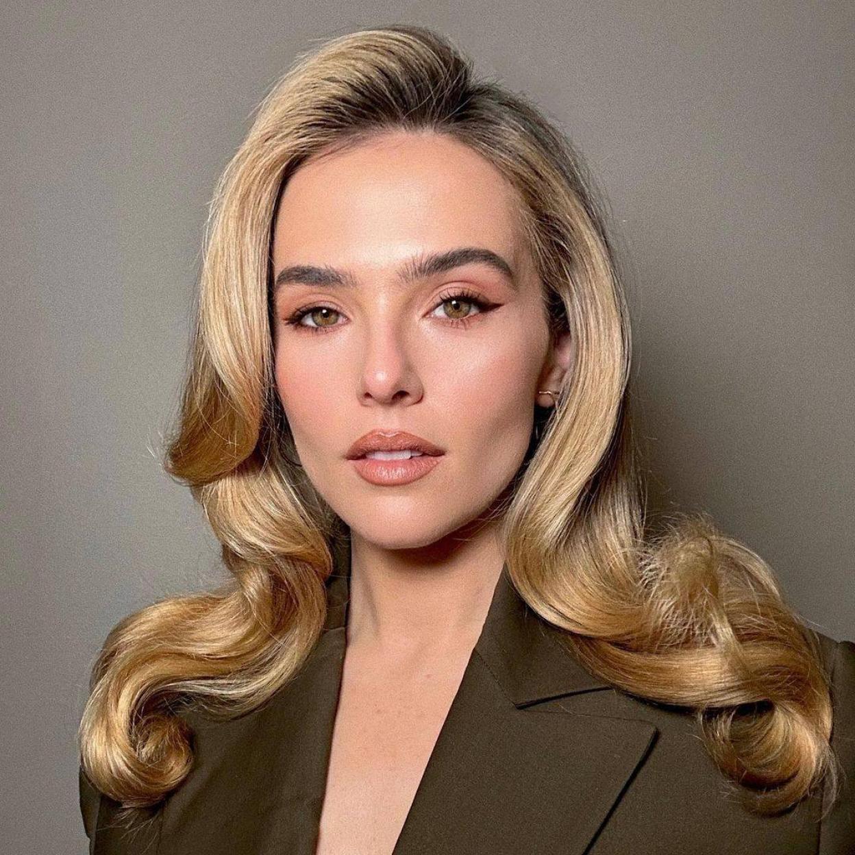 El rostro firme y definido de Zoey Deutch se obtiene con un sérum reafirmante