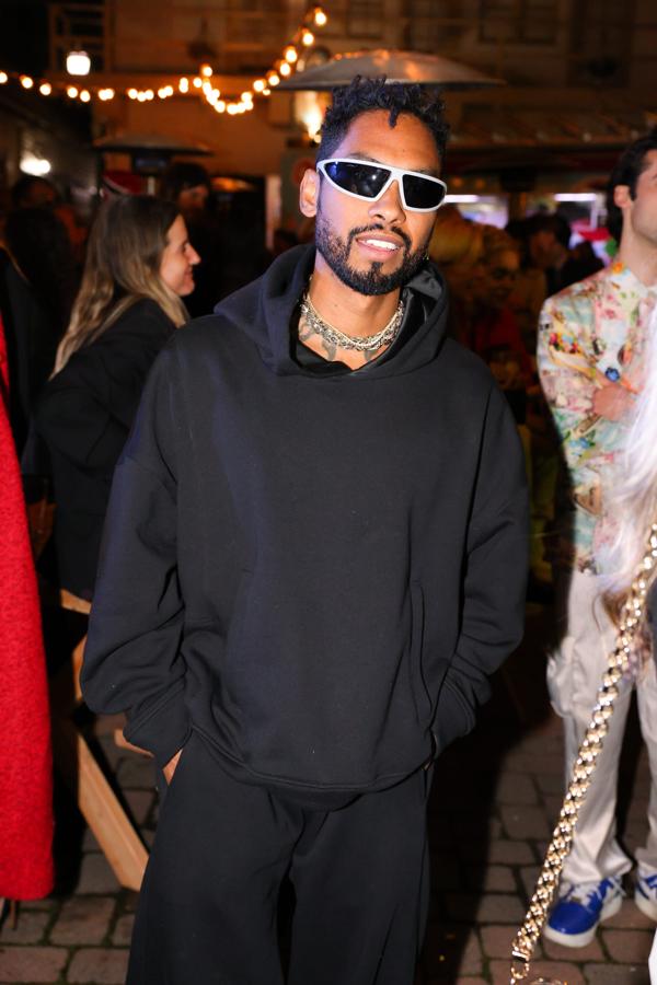 El cantante Miguel tampoco nos defraudó un outfit en clave comfy y con gafas de sol como broche de oro.