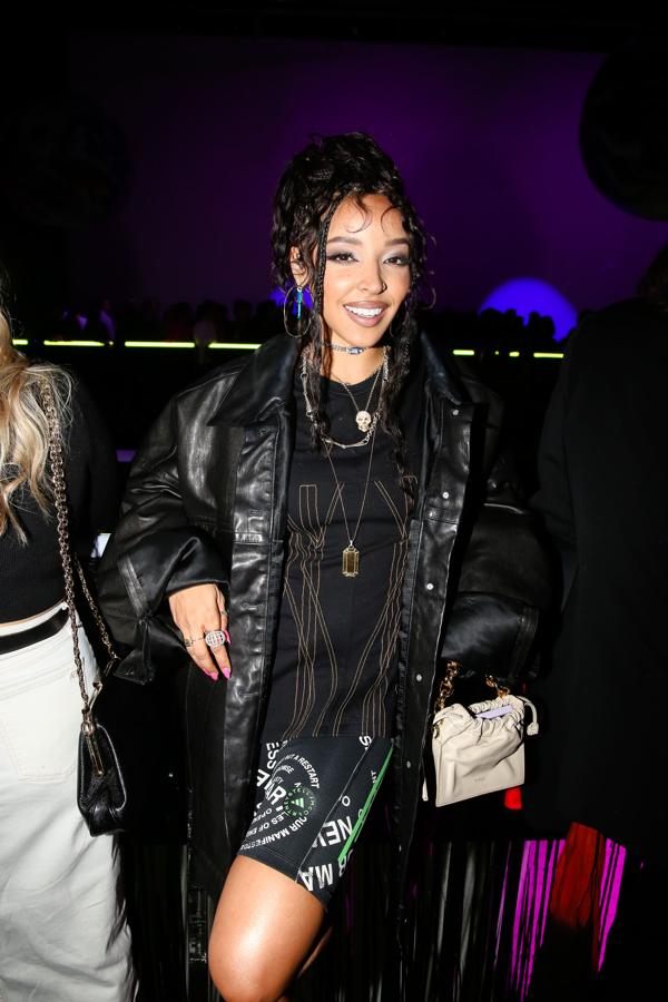 La cantante Tinashe prefirió llevar un look deportivo compuesto por una camiseta básica y unos leggins tipo biker cortos con plataformas de tacón blancas.