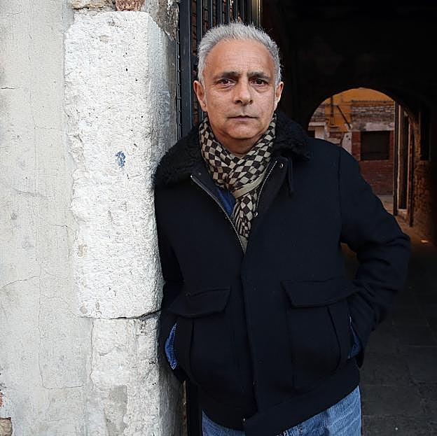 La tragedia de nuestro escritor favorito de los años 80: el inexplicable accidente que ha dejado inmovilizado a Hanif Kureishi