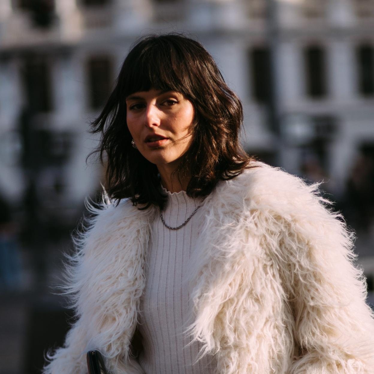 Una mujer con melena midi en el street style.