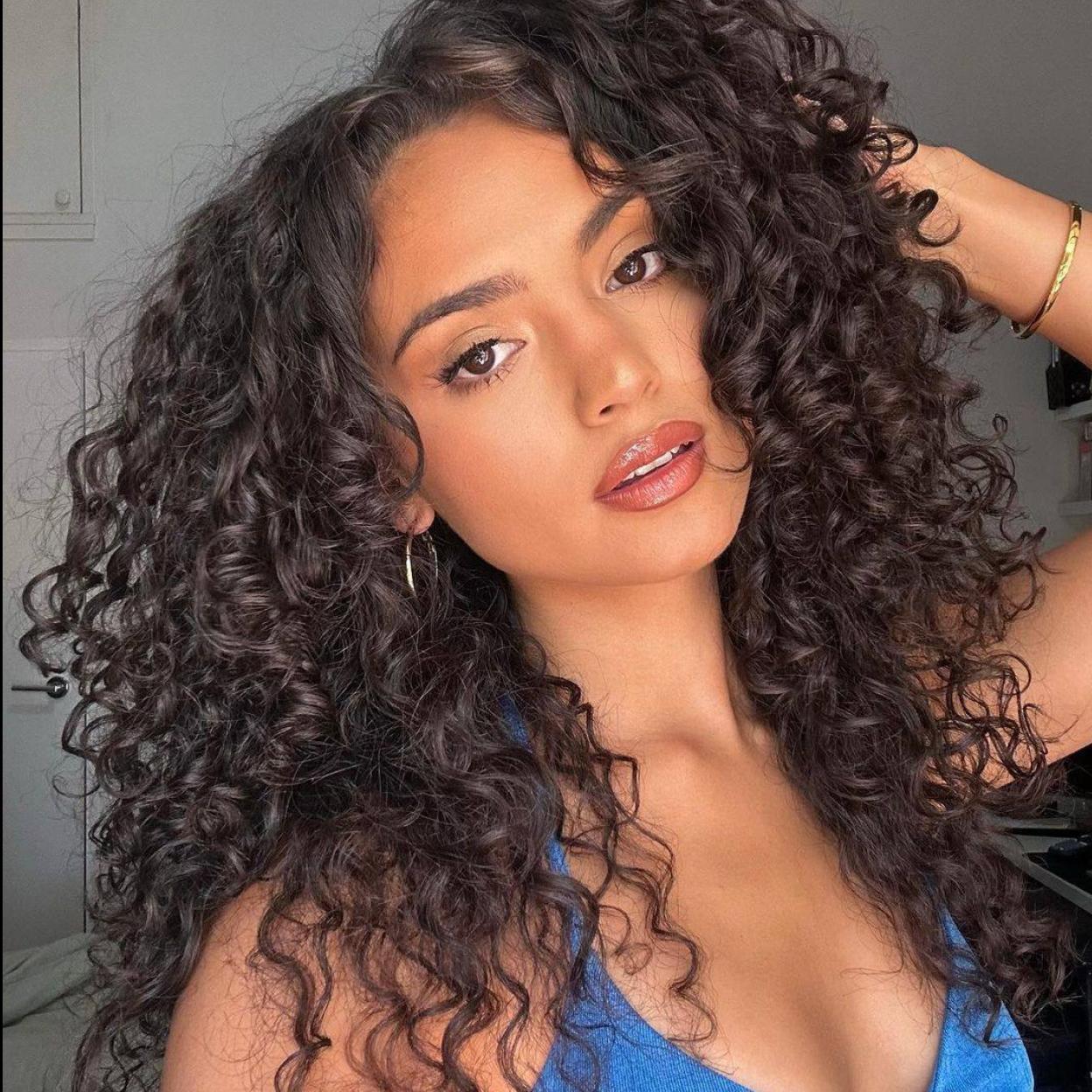 Para tener los rizos bonitos y definidos de la influencer necesitas estas cremas de método curly