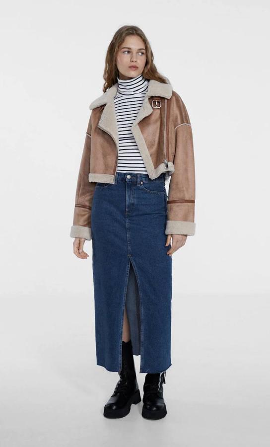 Cazadora biker de doble faz con efecto ante, forro de borreguillo, diseño cropped, corte relajado, cuello solapa y cierre cruzado, en marrón claro y beige, de Stradiavarius. Está disponible por 55,99 euros.