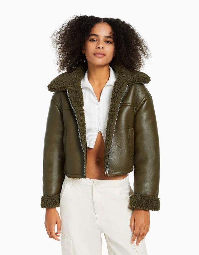 Cazadora corta doble faz con tejido efecto piel con textura, forro de borreguillo a tono, cuello solapa, manga larga y bolsillos, en khaki, de Bershka. Cómprala a 45,99 euros.