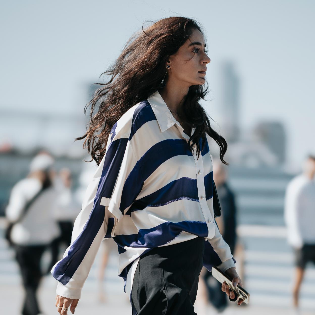Una mujer en el street style con prenda de rayas.