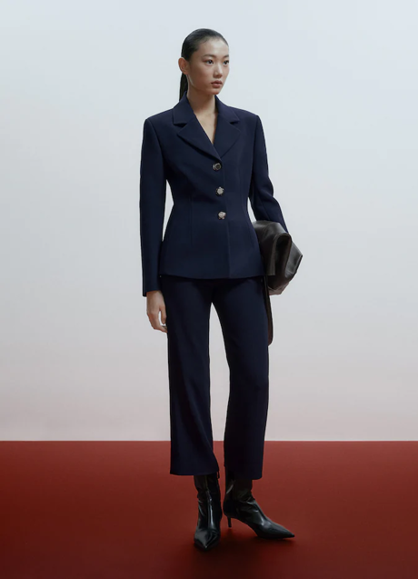 Imagen - Pantalón con doble botonadura 59,99€; americana 149€. Ambos de Massimo Dutti.