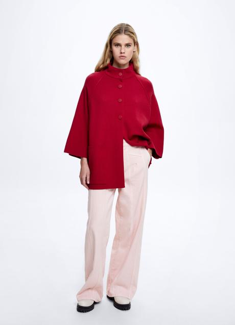 Imagen - Abrigo capa en color rojo de Parfois. Foto: Parfois.