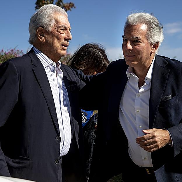 Mario Vargas Llosa y su hijo Álvaro.