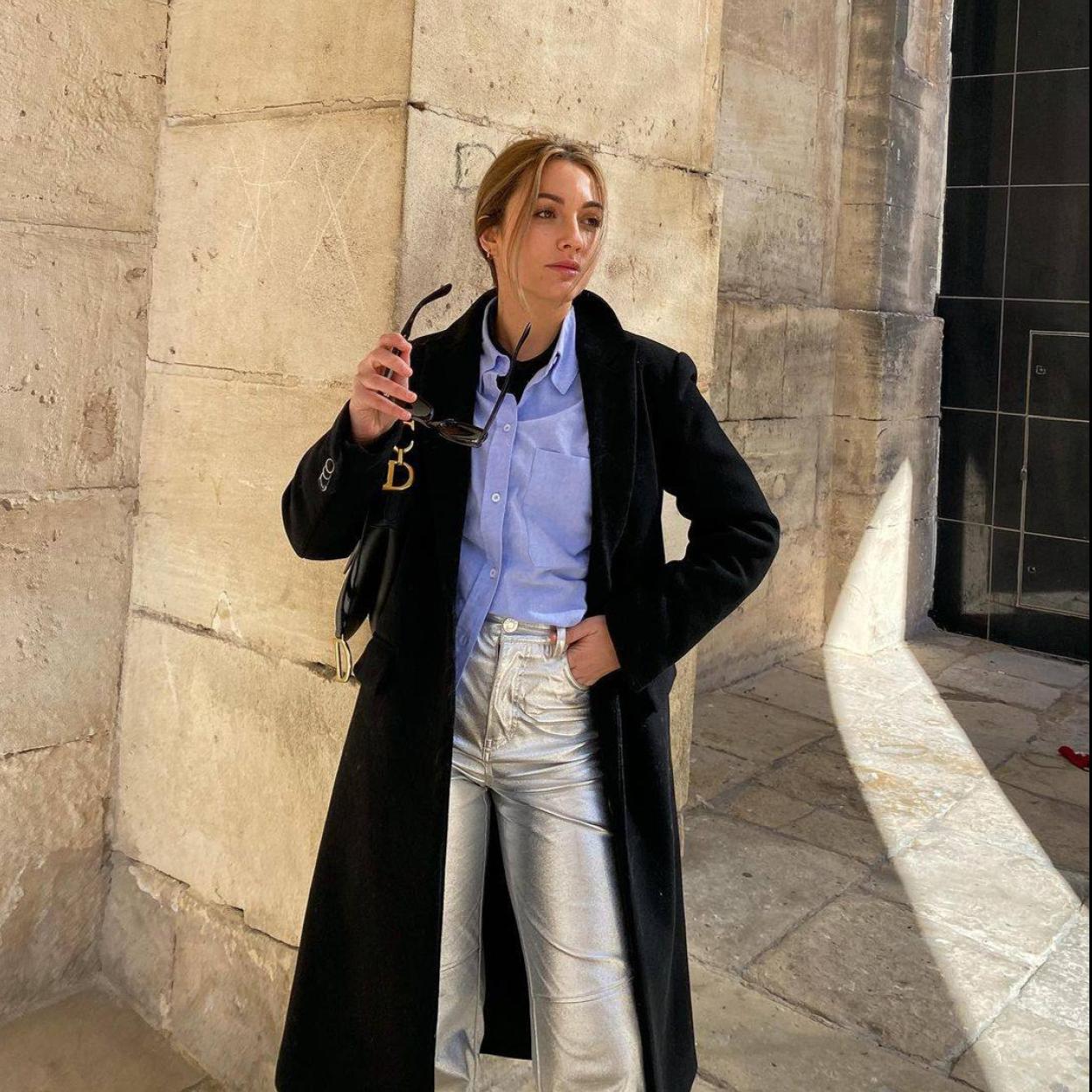 La influencer lleva un look con el pantalón metalizado viral