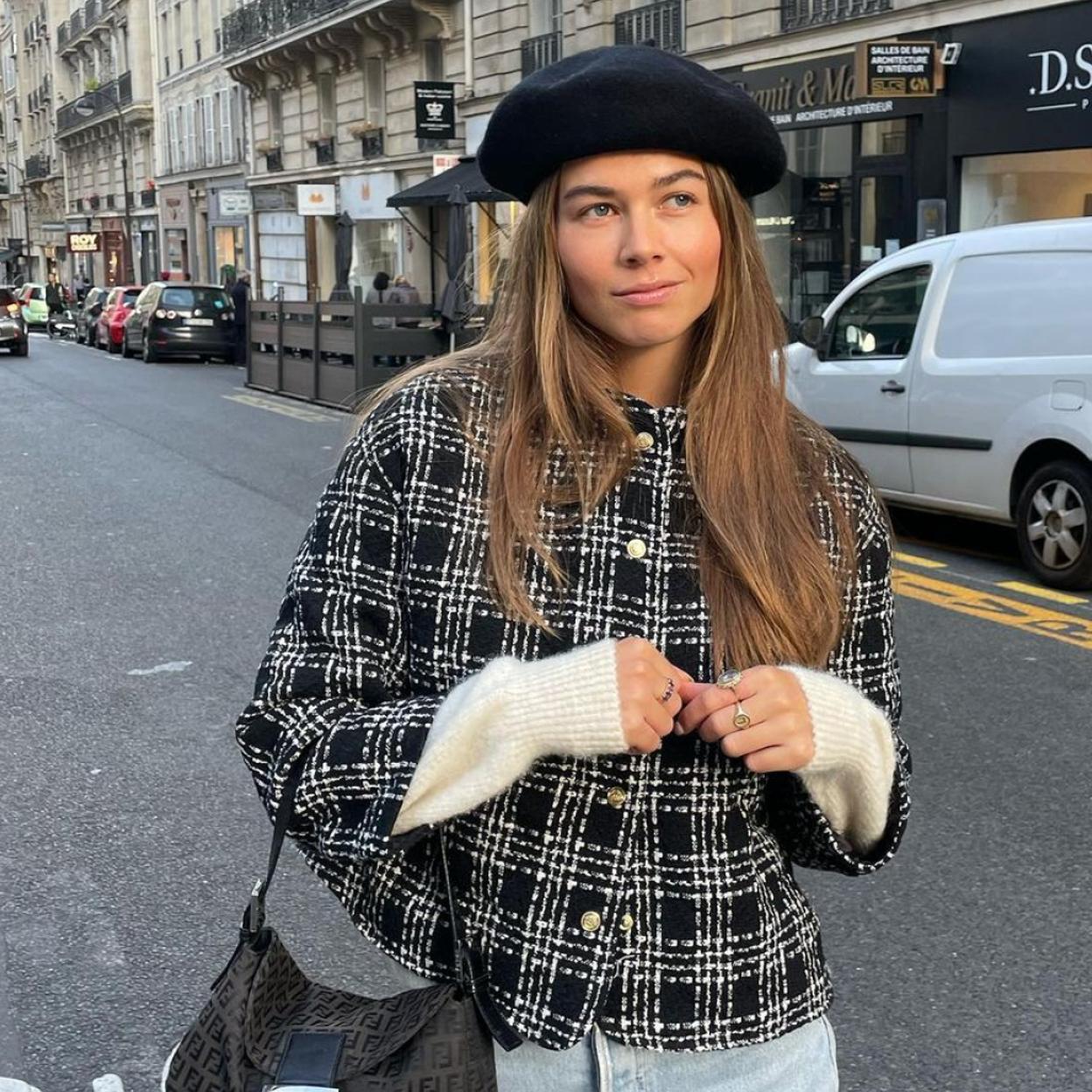 Una influencer en las calles de París.