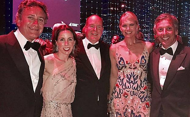Alejandro Agag y Ana Aznar, en una fiesta junto al príncipe Alberto de Mónaco y la pareja formada por la modelo Valeria Mazza y su marido. 