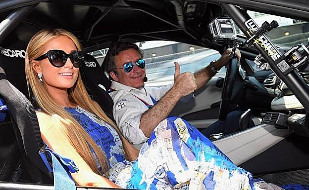 Alejandro Aga sabe cómo aliarse con madrinas infalibles para publicitar sus negocios. Por ejemplo Paris Hilton.