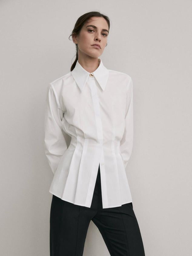 Camisa de popelín con cuello solapa puntiagudo, manga larga y diseño ajustado a la cintura mediante pinzas, color blanco. La encontrarás a 79,95 euros.