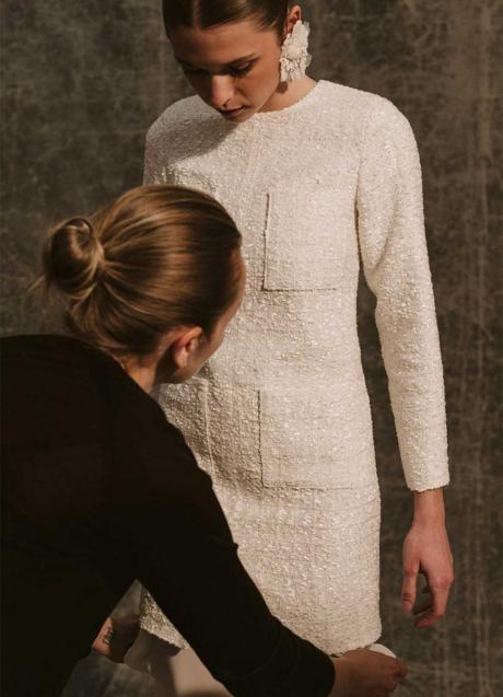 Imagen - Una de las fundadoras en un fitting de la marca. Foto: Sophie et Voilà.